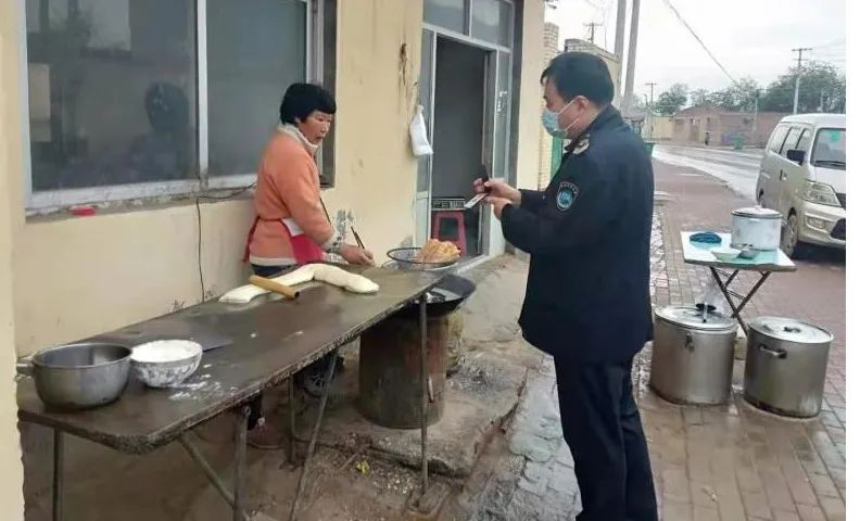 沧州东光县市场监督管理局进行油炸面制品食品安全专项整治活